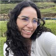 Profesora de inglésque imparte clase a niños de todas las edades